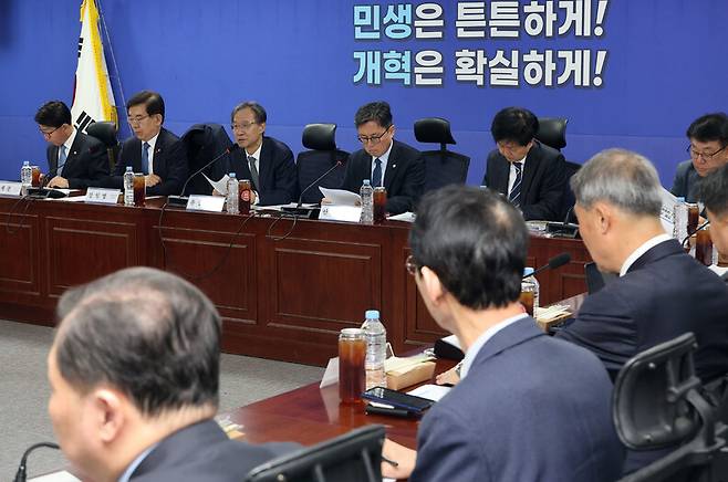 더불어민주당 중동전쟁 경제 대응 특위 유동수 위원장이 6일 국회 의원회관에서 열린 2차 회의에서 발언하고 있다. 연합뉴스