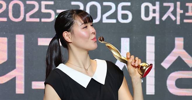 박지수(청주 KB스타즈)가 6일 서울 용산 드래곤시티호텔에서 열린 2025~2026 여자프로농구 정규리그 시상식에서 최우수선수(MVP)가 된 뒤 트로피에 입을 맞추고 있다. 연합뉴스