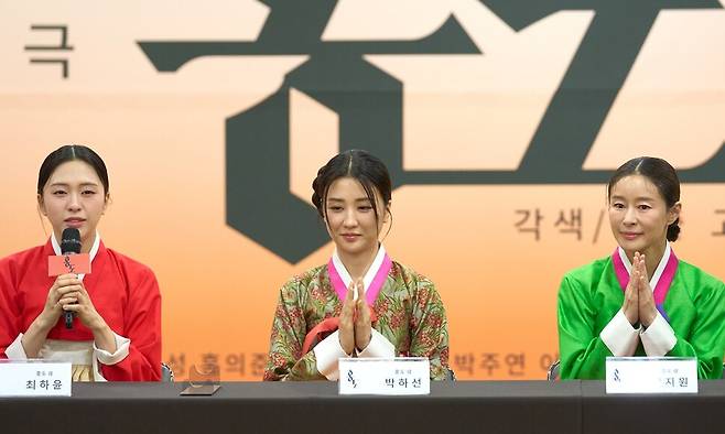 화류비련극 ‘홍도’에서 3인 3색 홍도 역을 선보일 배우 최하윤(왼쪽부터), 박하선, 예지원. 옐로밤 제공