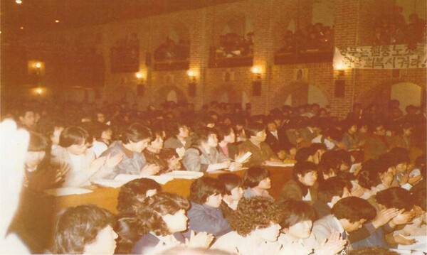 1984년 3월 서울 홍제동성당에서 한국노동자복지협의회(노협)의 창립 대회가 열렸다.(왼쪽 사진) 1988년 1월 노협 제5차 정기총회가 열려, 필자가 앞에서 활동 보고를 하고 있다.필자 제공