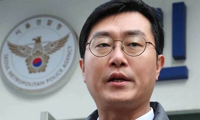 지난해 12월2일 장경태 당시 더불어민주당 의원(현 무소속)이 자신을 준강제추행 혐의로 고발한 여성 ㄱ씨를 무고 혐의로 고소하기 위해 서울경찰청 민원실을 찾은 뒤 나와 입장을 밝히고 있다. 연합뉴스