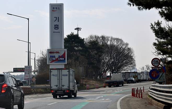 2026년 3월24일 경기도 용인시 기흥구 공세동에 있는 경부고속도로 부산 방향 기흥휴게소로 차량들이 들어가고 있다. 용인(경기)=이종근 선임기자 root2@hani.co.kr
