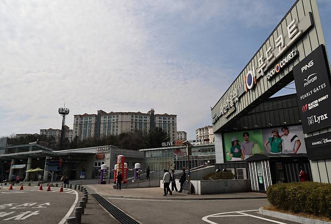 2026년 3월24일 경기도 용인시 기흥구 공세동에 있는 경부고속도로 부산 방향 기흥휴게소 푸드코트 안내판. 용인(경기)=이종근 선임기자 root2@hani.co.kr