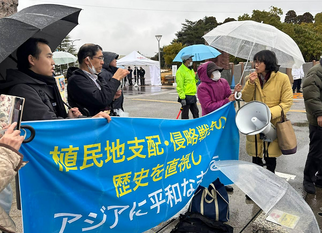 호쿠리쿠연락회의 나카가와 미유키(맨 오른쪽) 사무국장을 비롯한 일본 시민단체들이 2월 25일 도야마현 도야마시에 위치한 일본 기계·부품 제조업체 후지코시 사옥 정문 앞에서 일제강점기 근로정신대 희생자에 대한 사죄와 배상을 촉구하고 있다. 도야마=류호 특파원