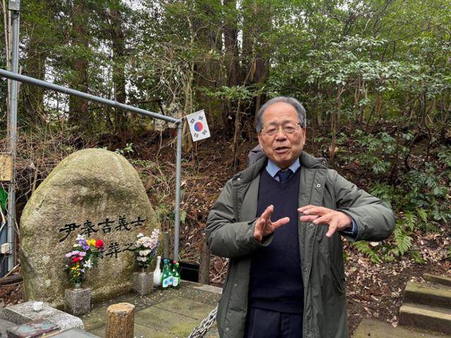 다무라 미쓰야키 윤봉길의사와함께하는모임 회장이 2월 26일 이시카와현 가나자와시 윤봉길 의사 암장지적비 앞에서 본보와 인터뷰하고 있다. 가나자와=류호 특파원