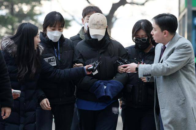 서울 강북구 수유동 모텔에서 약물이 든 음료를 건네 남성들을 숨지게 한 혐의를 받는 김소영이 2월 12일 서울 도봉구 북부지방법원에서 열린 영장실질심사에 출석하고 있다. 뉴스1