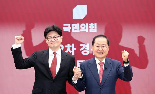 한동훈(왼쪽) 전 국민의힘 대표와 홍준표 전 대구시장이 지난해 4월 23일 서울 영등포구 국민의힘 중앙당사에서 열린 제21대 대통령 후보자 선출을 위한 2차 경선 토론회 미디어 데이에 참석해 기념 촬영을 하고 있다. 고영권 기자