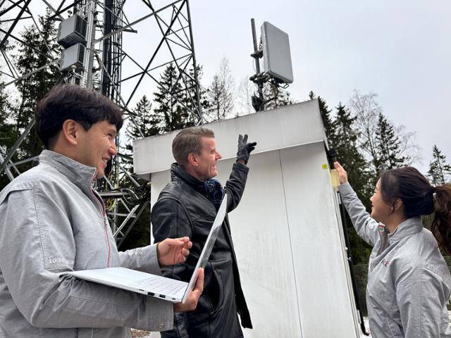 KT 직원이 이동통신 기지국을 살펴보고 있다. KT 제공