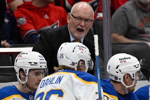 버펄로 세이버스의 린디 러프 감독이 5일 미국 워싱턴에서 열린 워싱턴 캐피털스와의 NHL 하키 경기 1피리어드 도중 선수들에게 지시를 내리고 있다. 워싱턴=AP 연합뉴스
