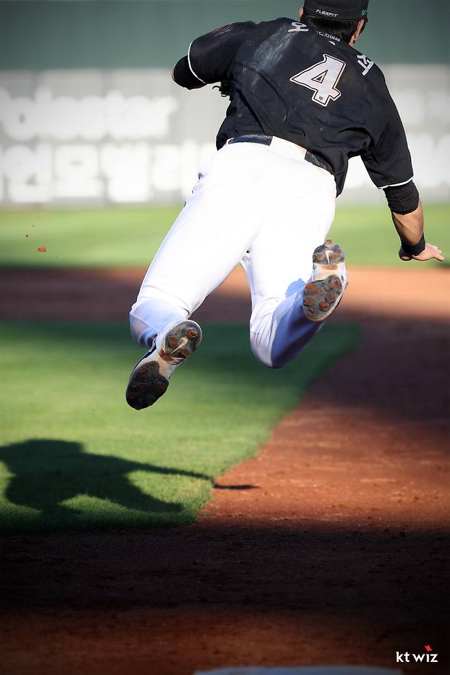 1루수 오윤석. KT 제공