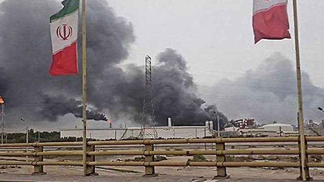 공습 후 연기 치솟는 이란 마슈하르 석유화학 특구 [자료사진]