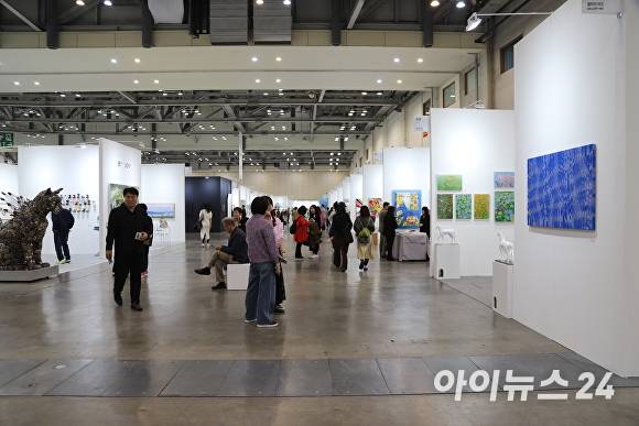 관람객들이 지난 3일 벡스코에서 열린  부산국제화랑아트페어(BAMA)에서 전시를 둘러보고 있다. [사진=정예진 기자]
