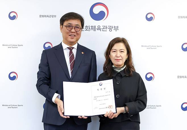 최휘영 문화체육관광부 장관(왼쪽)이 6일 서울 종로구 국립현대미술관 서울관에서 신임 유미정 국립심포니오케스트라 대표이사에게 임명장을 수여한 뒤 기념 촬영하고 있다. 연합뉴스