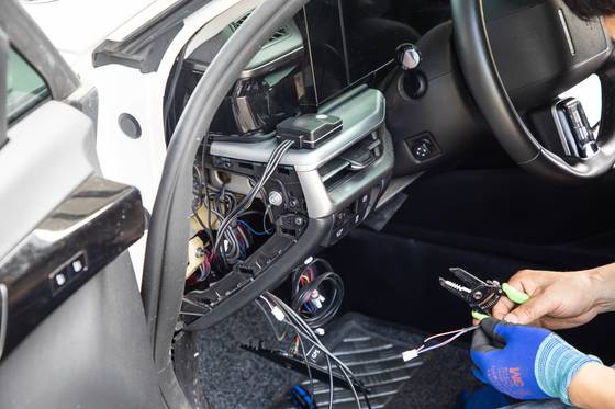 한국교통안전공단 관계자가 자동차에 페달 오조작 방지장치를 설치하고 있다. 중앙포토