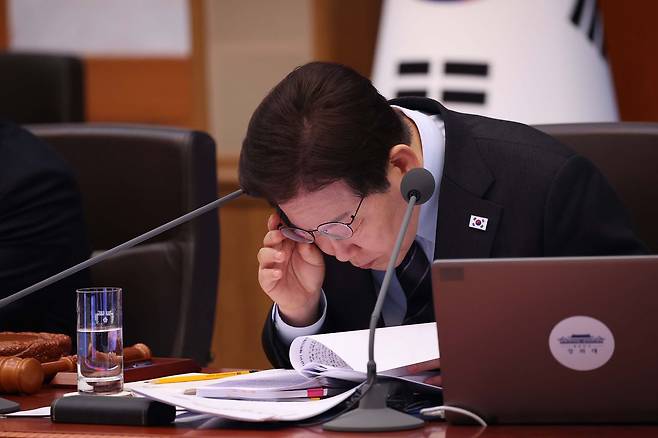 이재명 대통령이 6일 오전 청와대에서 열린 제14회 국무회의 겸 제4차 비상경제점검회의에서 자료를 살펴보고 있다. [청와대사진기자단]