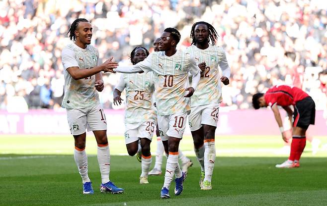 지난달 28일 한국과의 평가전에서 4-0으로 승리한 코트디부아르 선수들이 환호하고 있다. 뒤쪽에 고개를 떨군 한국 선수가 보인다. 로이터=연합뉴스