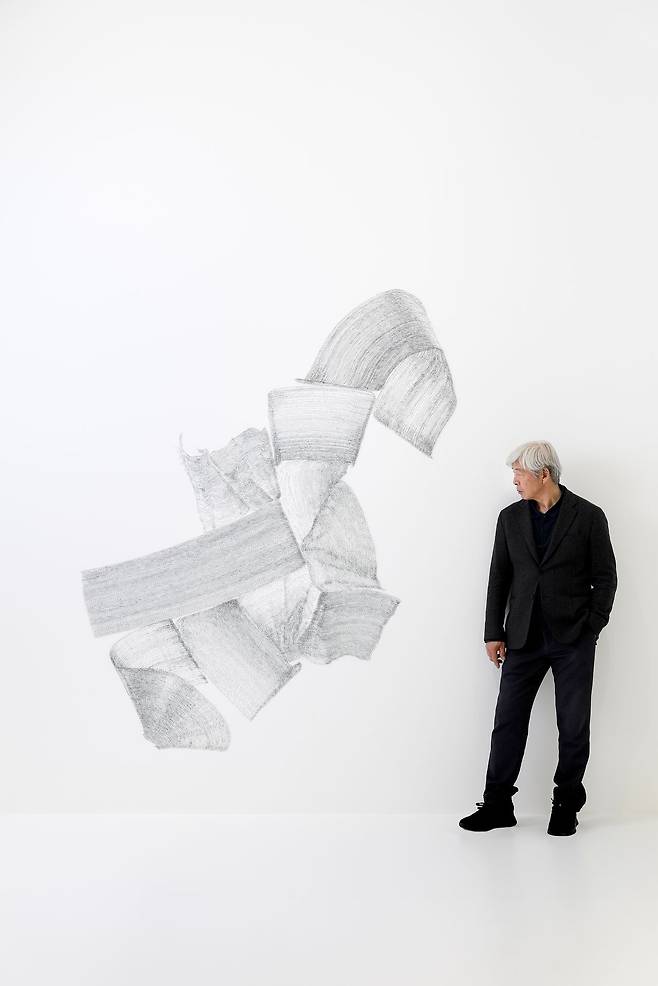 원주 뮤지엄 산에서 대규모 개인전 ‘En attendant: 기다리며’를 여는 이배. 왼쪽 작품은 스테이플러 3만5000개를 찍어 만든 '붓질'. 사진 뮤지엄 산