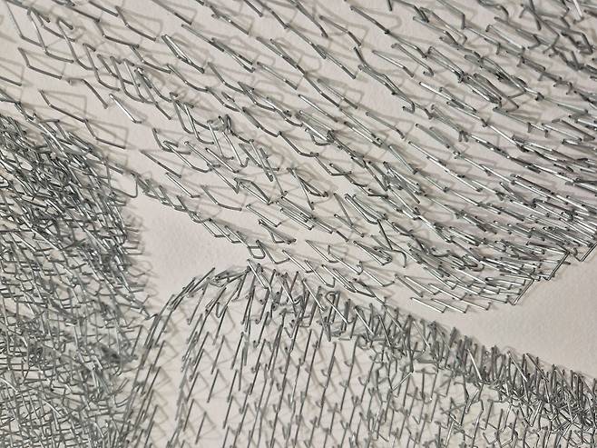 스테이플러를 찍어 만든 '붓질'의 세부. 원주=권근영 기자