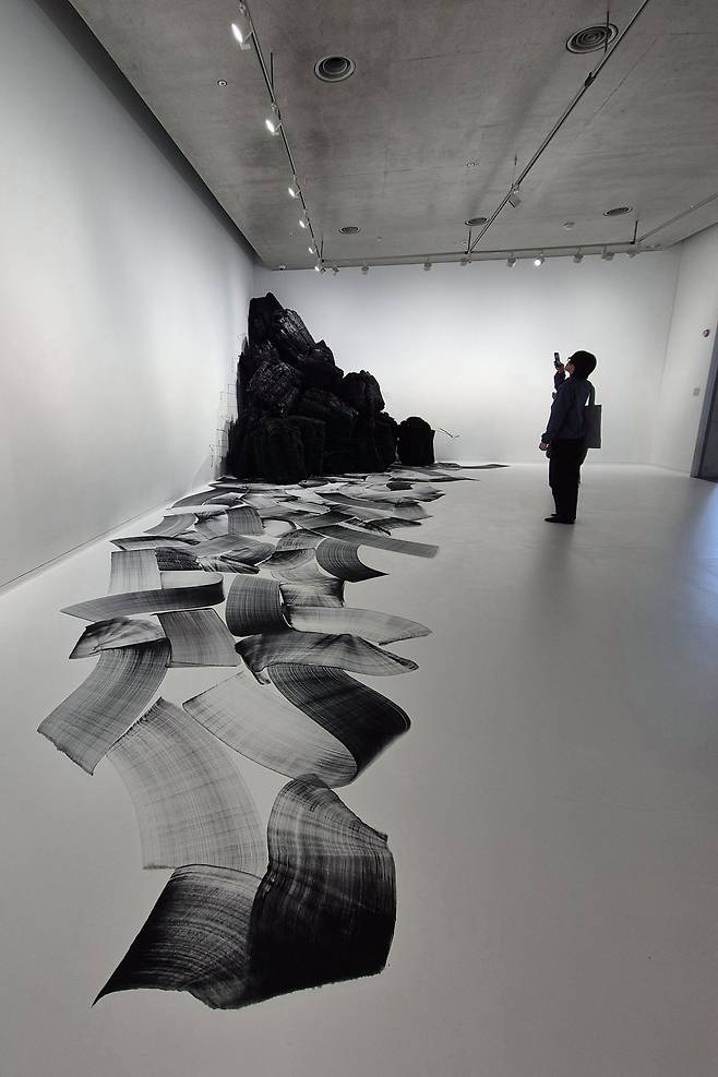 미술관 청조갤러리 2는 숯의 방이다. 벽과 바닥에 종이를 발랐고, 숯으로 된 안료로 붓질하고 숯더미를 쌓았다. 원주=권근영 기자