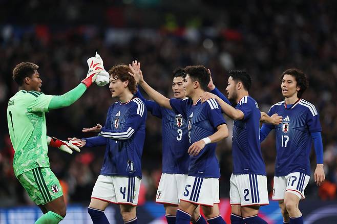 잉글랜드와 경기에서 선방쇼를 펼친 일본 대표팀 골키퍼 스즈키 자이온(왼쪽). 신트트라위던 출신이다. 로이터=연합뉴스