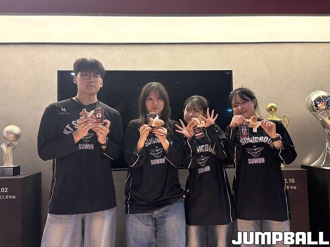 ▲액막이 명태 키링과 함께 한 컷(왼쪽부터 강지훈, 최진영, 전지호, 이세현 씨)