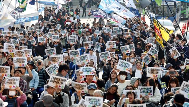 윤석열 전 대통령이 탄핵된 지 1년이었던 지난 4일 서울 종로구 안국역 6번 출구 앞에서 열린 4·4 내란청산 사회대개혁 주권자 승리의 날 시민행동에서 내란청산·사회대개혁 비상행동 기록기념위원회 등 참석자들이 구호를 외치고 있다. 연합뉴스&nbsp;