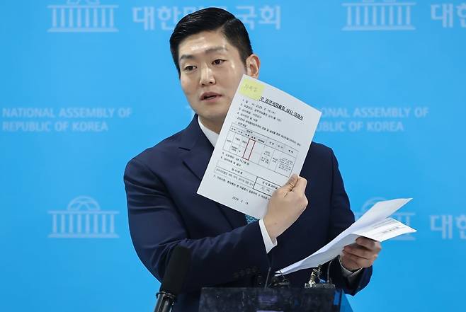 김재섭 국민의힘 의원이 지난달 31일 서울 여의도 소통관에서 정원오 더불어민주당 서울시장 예비후보 의혹 관련 기자회견 후 백브리핑을 하고 있다./뉴스1