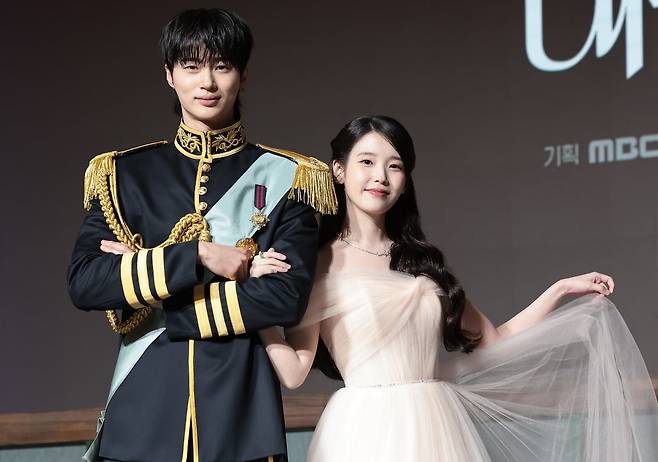 배우 변우석과 아이유(오른쪽)가 6일 오후 서울 강남구 조선팰리스 서울 강남에서 열린 MBC 새 금토드라마 ‘21세기 대군부인’(극본 유지원/연출 박준화) 제작발표회에 참석해 포즈를 취하고 있다. /사진=뉴스1