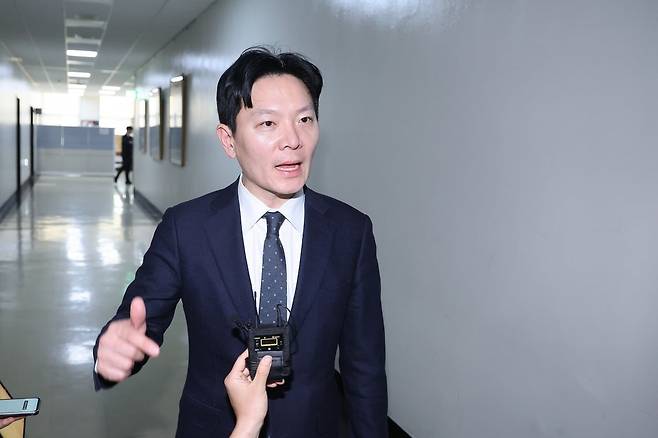 쌍방울 대북송금 사건을 담당했던 박상용 검사가 3일 서울 여의도 국회에서 열린 윤석열정권정치검찰조작기소의혹사건진상규명국정조사특별위원회 전체회의에서 증인 선서 거부로 퇴장당한 후 소명 기회를 줄 것을 취재진에게 요청하고 있다. 사진=뉴스1