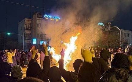 이란 시민들이 올해 1월 테헤란에서 반정부 시위에 참여한 모습. 사진=연합뉴스