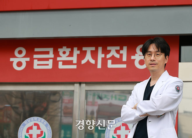 조용수 광주시응급의료지원단장이 지난달 30일 광주광역시 전남대병원 응급의료센터 앞에서 인터뷰에 앞서 포즈를 취하고 있다. 정지윤 선임기자