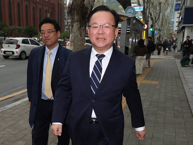 더불어민주당 대구시장 후보로 확정된 김부겸 전 국무총리가 6일 대구 중구에서 열린 기자 간담회에 참석하기 위해 이동하고 있다. 연합뉴스