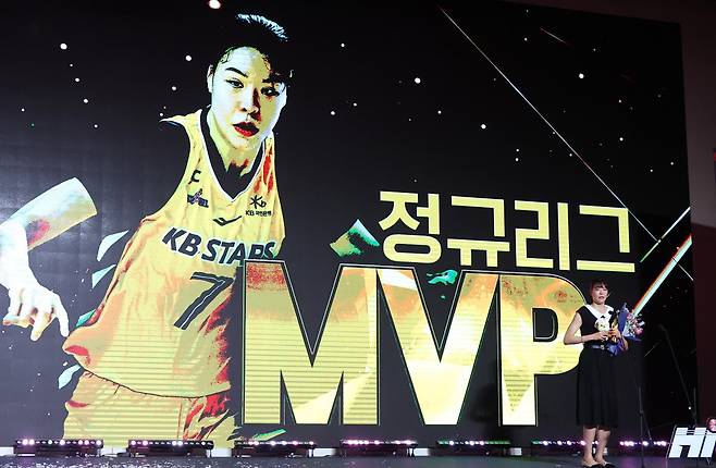 여자프로농구 KB 박지수가 6일 BNK금융 2025~2026 여자프로농구 정규리그 시상식에서 MVP를 수상한 뒤 소감을 밝히고 있다. 연합뉴스