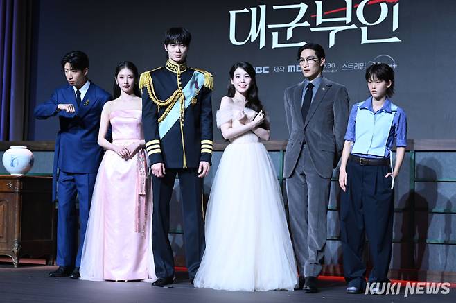 유수빈, 공승연, 변우석, 아이유, 변상현, 이연(왼쪽부터)이 6일 오후 서울 역삼동 조선 팰리스 서울 강남에서 열린 MBC 금토드라마 ‘21세기 대군부인’ 제작발표회에 참석해 포즈를 취하고 있다. 임은재 기자