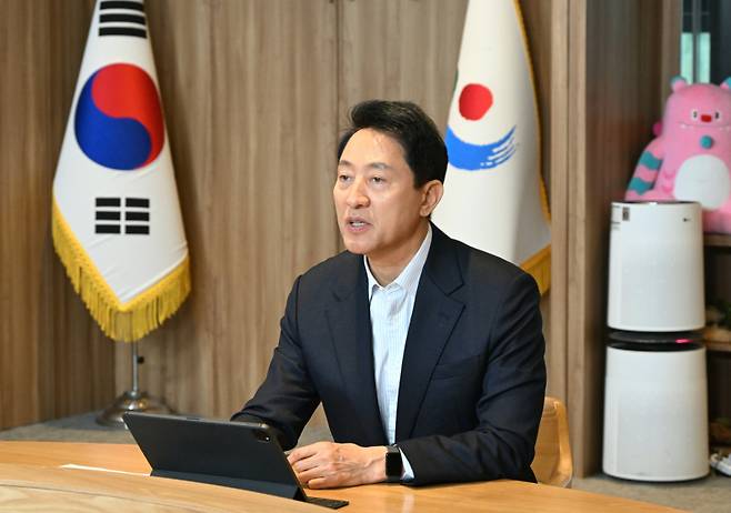 오세훈 서울시장이 5일 오전 집무실에서 ‘중동상황 관련 비상경제대책회의’를 주재하고 있다. 서울시 제공