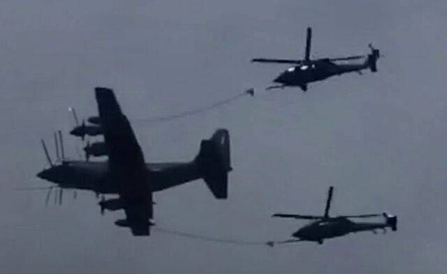 이란 남서부 상공에서 3일(현지시간) 미군 항공기가 수색 작전에 투입된 헬기 2대에 공중급유를 하고 있다. 엑스 캡처