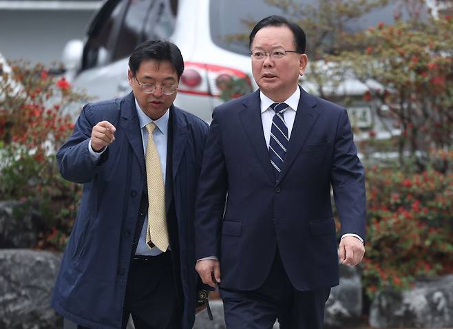 더불어민주당 대구시장 후보로 확정된 김부겸 전 국무총리가 6일 대구 중구에서 열린 기자 간담회에 참석하기 위해 이동하고 있다. 연합뉴스