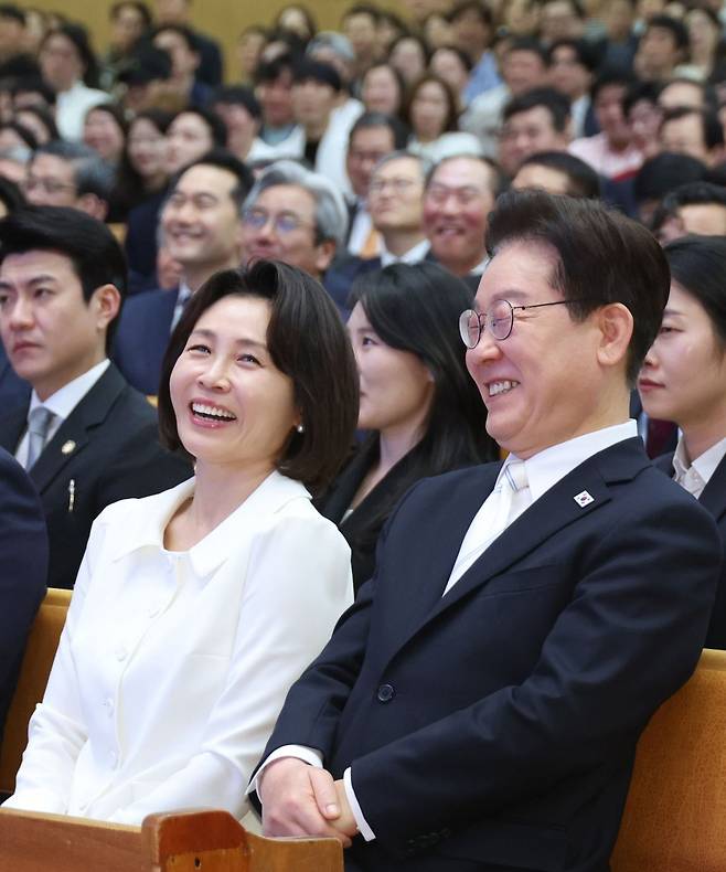 이재명 대통령과 김혜경 여사가 5일 서울 영등포구 여의도순복음교회에서 열린 2026 부활절 연합예배에서 소강석 목사의 환영사를 들으며 웃고 있는 모습.청와대통신사진기자단