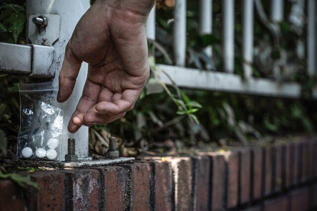 아파트 화단, 놀이터, 등산로 등에 마약을 두는 이른바 ‘던지기’ 수법을 통해 일상의 장소가 마약 전달 통로로 활용되고 있다. 게티이미지뱅크