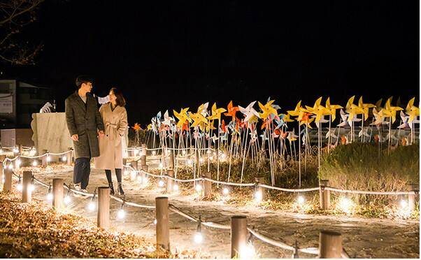 야간 명소화 사업이 완료된 산정호수에서 관광객들이 휴식과 추억을 즐기고 있다. 포천시 제공