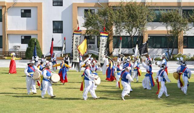 포천시청 잔디광장에서 포천일고등학교 농악대가 전통 공연을 선보이고 있다. 포천시 제공