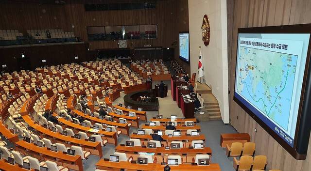 6일 국회에서 열린 경제 분야 대정부 질문에서 더불어민주당 이언주 의원이 김민석 국무총리에게 질문하고 있다. 연합뉴스