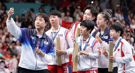 2024 파리올림픽 탁구 혼합복식 시상식에서 동메달을 차지한 한국 임종훈, 신유빈과 은메달을 차지한 북한 리정식, 김금용 등이 시상대에서 기념촬영하는 모습. [연합뉴스 자료사진]