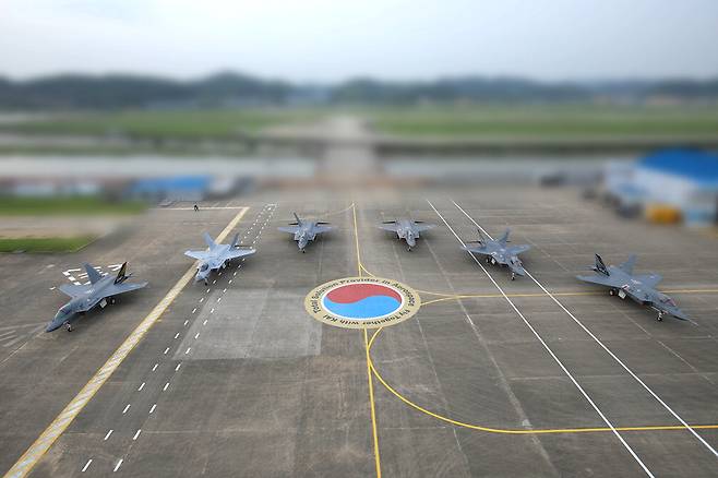 활주로에 선 KF-21 1~6호 시제기.  한국항공우주산업