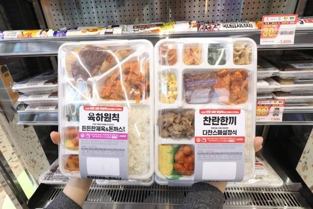 이마트24가 도시락의 고기를 국내산 한돈 냉장육으로 변경하고, 제조 공정에도 변화를 주어 도시락의 맛과 품질 개선에 나섰다. [이마트24 제공]