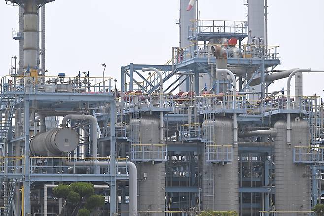 1일 오후 전남 여수시 여수국가산단 내 여천NCC 나프타 가공 설비들이 가동되고 있다. [연합뉴스]
