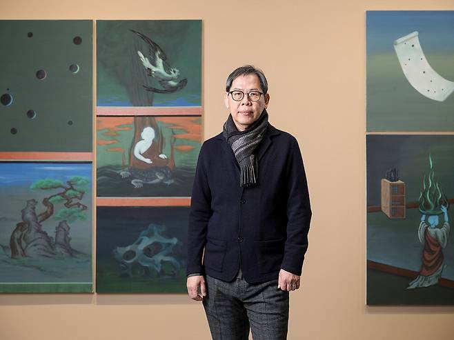 미디어 아티스트로 유명한 박찬경 작가가 국제갤러리에 걸린 자신의 회화 작품을 배경으로 포즈를 취하고 있다. 영상이 아닌 회화로만 구성된 그의 첫 개인전이다. 국제갤러리