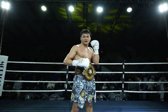 우즈베키스탄 출신 프로복서 최시로가 지오바니 카브레라에 승리를 거둔 뒤, 챔피언 벨트와 함께 포즈를 취하고 있다. FW1