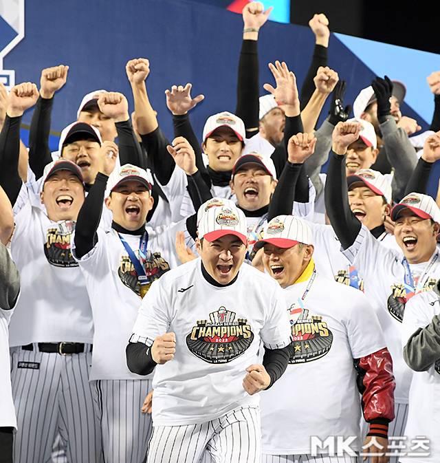 LG가 29년 기다림 끝에 V3를 달성했다. LG는 2023년 11월 13일 오후 서울 잠실구장에서 열린 2023 KBO 포스트시즌 한국시리즈(7전 4선승제) 5차전, KT 위즈와의 경기에서 6-2로 승리하면서 시리즈 전적 4승1패로 통합우승을 달성했다. MVP에 선정된 오지환이 환호하고 있다. 사진=천정환 기자