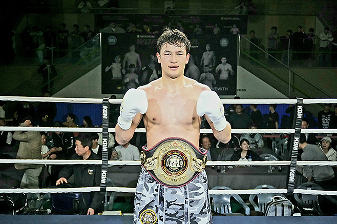 세계복싱협회 라이트급 아시아 챔피언 최시로가 2026년 4월 경기도 남양주체육문화센터 특설 링에서 타이틀 2차 방어 성공 기념 촬영을 하고 있다. 사진=한국복싱커미션 KBM